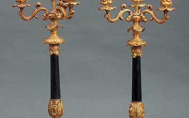 Coppia di candelabri a quattro fiamme in bronzo dorato e marmo nero