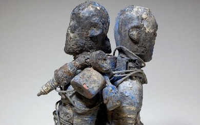 Couple de fétiche Ewé (Bénin) Deux statuettes (homme et femme) ligotées par une cordelette, cadenas,...