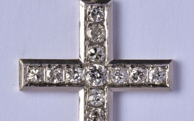 Croix en platine (850/oo) sertie de diamants ronds calibrant ensemble 0,90 ct environ. Poids brut...