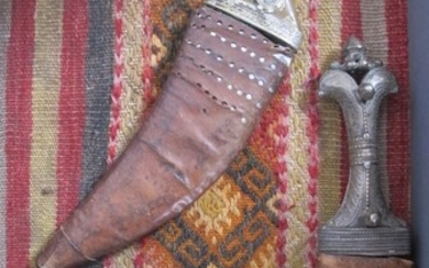 Deux poignards arabes du golfe persique. En métal argenté, corne. Fourreaux recouverts de cuir. A.B.E....