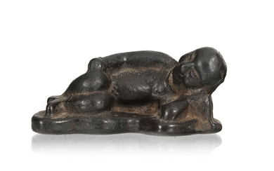Enfant allongé, sculpture en métal, Chine, l. 17,5 cm