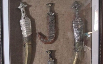Ensemble comprenant deux poignards arabes du golfe persique. Long : 50 cm env. et deux...