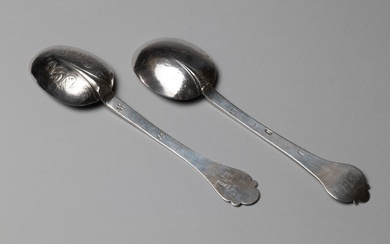 Ensemble de deux cuillères en argent à spatule "trefid", décor dit "lace back" et queue...