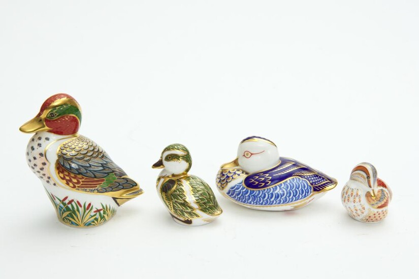 FOUR ROYAL CROWN DERBY PAPERWEIGHTS, INCLUDING 'DUCK', 'DERBYSHIRE DUCKLING', AND 'DUCK & DUCKLING' MEMBERS PACK, LEONARD JOEL LO