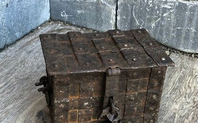 Gothic iron box 17th century chest (1) - Gothic Style - Iron (wrought) - 17th century