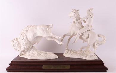 Groupe de sculptures en porcelaine biscuit " Le chasseur des plaines " sur socle profilé...