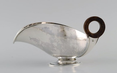 Hans Hansen (1884 - 1940), Denmark. Art deco / funkis sauce jug in sterling silver with handle in