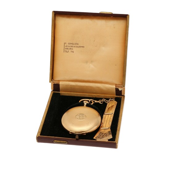 IWC 14k gold hunter case pocket watch. 1915–1920. Weight 97 g. Case diam. 49 mm. Together with a 14k gold watch chain. (2)