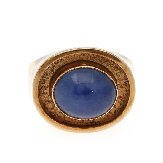 Ibsen & Weeke: A star sapphire ring set with a synthetic cabochon star sapphire, mounted in 14k gold. Size 57. 1960s.