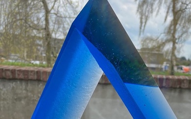 Josef Marek - Sculpture, “ TRIANGLE “ Unique - 22 cm - Glass