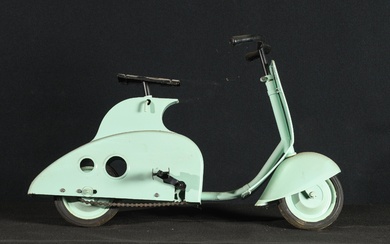 LAMBRETTA de chez MFA. France vers 1950 - Petit scooter à pédales en tôle laquée...