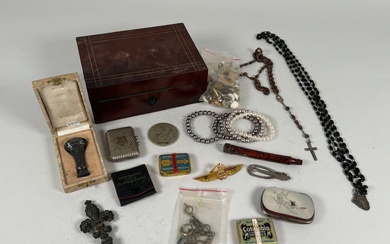 Lot comprenant clés de montre, deux cachets en métal dont un à décor d'une salamandre...