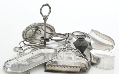 Lotto composto da oliera, due portabiglietti diversi, raccoglibriciole, specchio, scatoletta e piccolo vasetto in argento. XX secolo