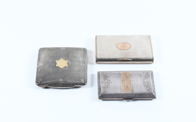 Lotto di tre scatoline in argento inciso con dettagli in oro tra cui un portacipria con specchio ed un portabiglietti…