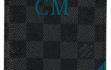 Louis Vuitton, porte-passeport et cartes en toile enduite damier gris anthracite, bande turquoise et bleu avec initiales CM, intérieur bleu