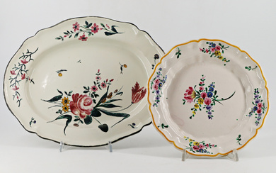 Manifattura di Faenza, secolo XVIII. Lotto composto da un vassoio ovale e un piatto in maiolica decorate in policromia a…
