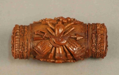 Oblong TABATIERE in corozo walnut carved with a music trophy and a coat of arms trophy.early 19th century pontoon work. Length : 9 c