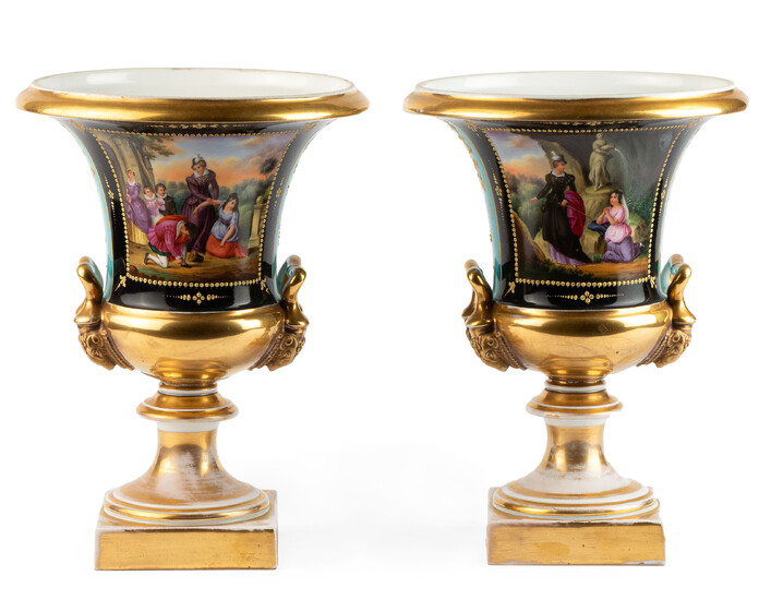 Paar Campana-vazen. Parijs. Napoleon III-periode. Deels goudgehoogd porselein. Beschilderd decor van parktaferelen voora