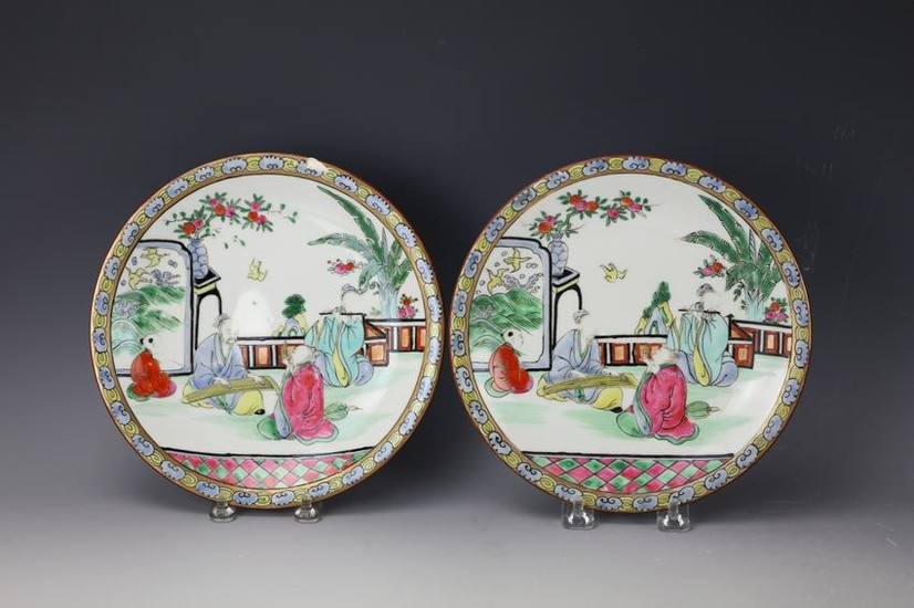 Pair of Chinese Famille Rose Porcelain Dishes with