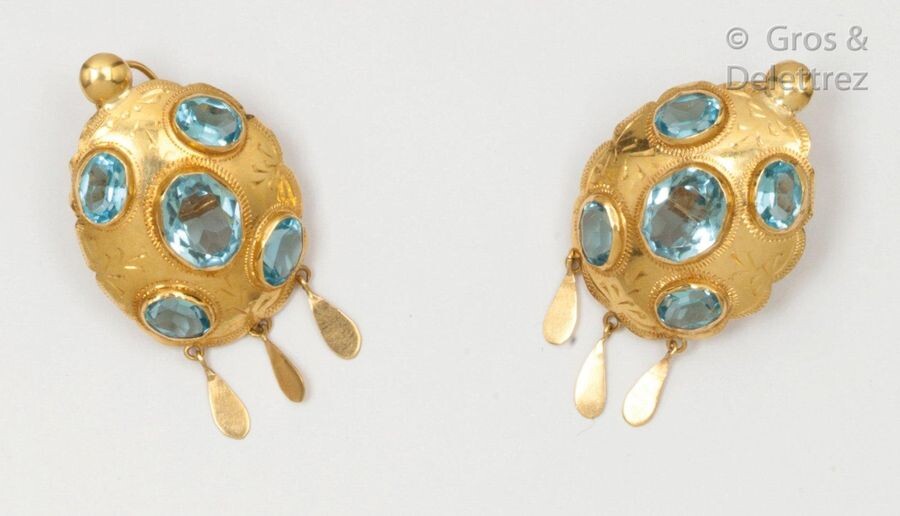 Pair of yellow gold earrings chased with flowers, each adorned with faceted oval topazes holding three drops of gold in pendants. Clasp with stem and safety clasp. Length: 3.5cm. Gross weight: 9.3g.