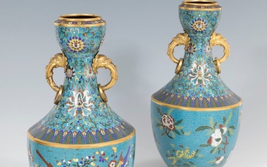 Paire de vases ; Chine, dynastie Qing, 1736-1796. Bronze et émail cloisonné. Légères pertes d'émail...