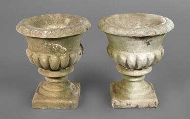 Paire de vases de cratère en grès probablement milieu du 19e siècle, vases sur socle...