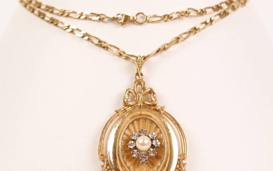 Pendant gold (750) photograph holder set in the center of a pearl and gold chain (750). Gross weight : 22.6 gr