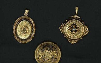 Pendentif médaille en or jaune orné d'une petite perle. On joint deux broches montées en pendentif : une ronde avec émail noir (épingle métal, manque à l'émail) et un losangique orné d'une perle - Poids brut : 14,11 g (pas de verre)