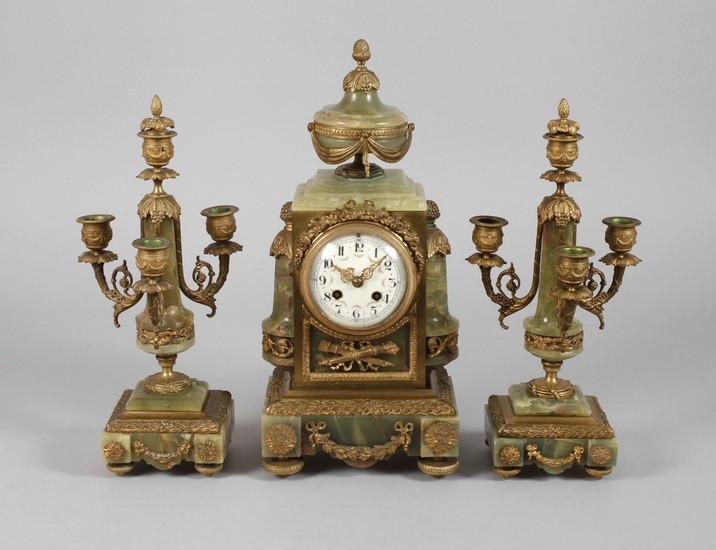 Pendule de cheminée Adolphe Mougin France, 2e moitié du 19e s., ensemble d'horlogerie en trois...