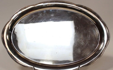 Plain silver platter, the edge polylobate. Gross weight 905 g. With control load.