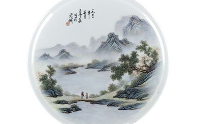 Plaque circulaire en porcelaine émaillée, Chine, 20e siècle. Signé et inscrit. Diamètre : 25 cm