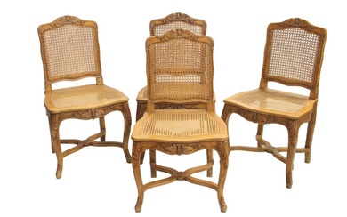 Quatre chaises à entretoises de style Louis XV en hêtre mouluré , sculpté.