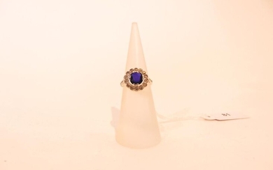 Ring in 18 karat white gold set with a sapphire in a diamond setting, t. 46, approx. 2 g.