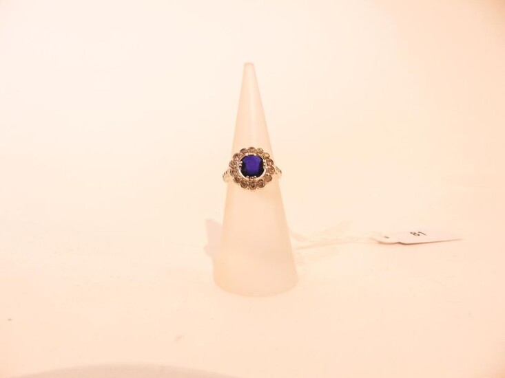 Ring in 18 karat white gold set with a sapphire in a diamond setting, t. 46, approx. 2 g.