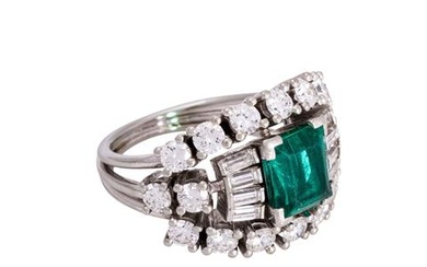 Ring mit Smaragd umgeben von Diamanten und Brillanten zus. ca. 2,2 ct