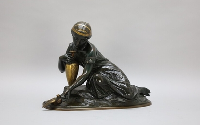 Signé de manière indélébile au dos "Dame avec vase amphore et oiseau" sculpture en bronze...