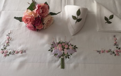 Spectacular 12 x pure linen tablecloth with embroidered Punto Rilievo bouquet - Linen - After 2000