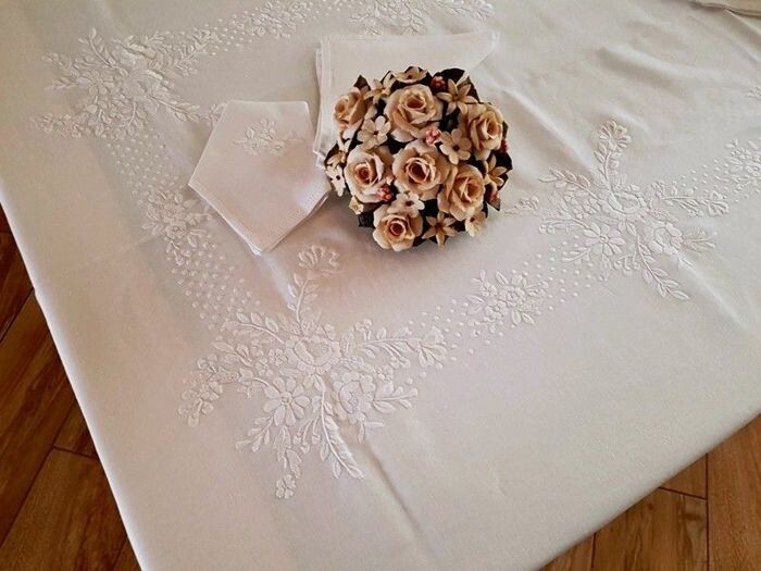 Spectacular!! 12 x tablecloth (including 12 linen napkins) in 100% pure linen with embroidery - Linen - AFTER 2000