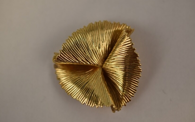 TIFFANY & CO. Broche en or jaune 585 millièmes de forme circulaire à plis. Poids...