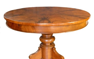 Table - Stylish round table in beautiful walnut wood - Walnut