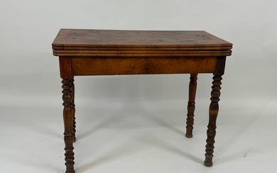 Table à jeux en bois tourné, la garniture de tissu vert. Époque Louis Philippe. 73...