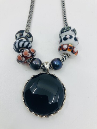 SOLD. Trollbeads: A necklace of sterling silver set with an onyx pendant flanked by two cultured pearl and six glass charms. L. app. 45 cm. – Bruun Rasmussen Auctioneers of Fine Art