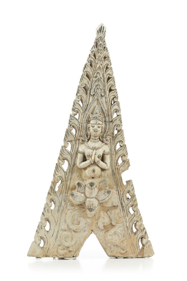 Tuile faîtière en céramique à glaçure beige et noire, Thaïlande, Sukothai, XIV-XVe s., triangulaire, ornée d'un thephanom (divinité