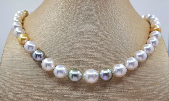 United Pearl - 9x11.5mm Lustrous Saltwater Pearls - 14 kt. Yellow gold - Necklace