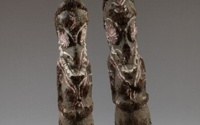 VANUATU. Deux figures de grade en fougère arborescente à décor peint. Haut : 81 cm...
