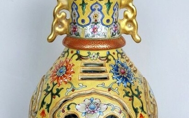 Vase (1) - Porcelain - Chinesische durchbrochene Vase mit Blüten, Zweigen,Lingzhi und Trigrammenauf kaiser-gelben Grund - China - Late 20th century