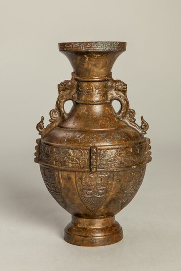 Vase balustre à décor archaïsant moulé à l'épaulement d'une...