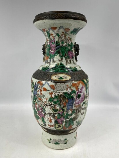 Vase en porcelaine, Nankin – Chine – Décor dans le style de la « Famille Rose » d…