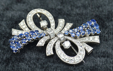 White gold brooch with diamonds and sapphires Platinum. 20th century 30's. White gold, diamonds, sapphires. Weight 20.72 g, 47.32x29.08 mm.