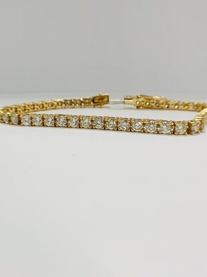 14ct Yellow Gold Diamond tennis bracelet featuring, 47...
